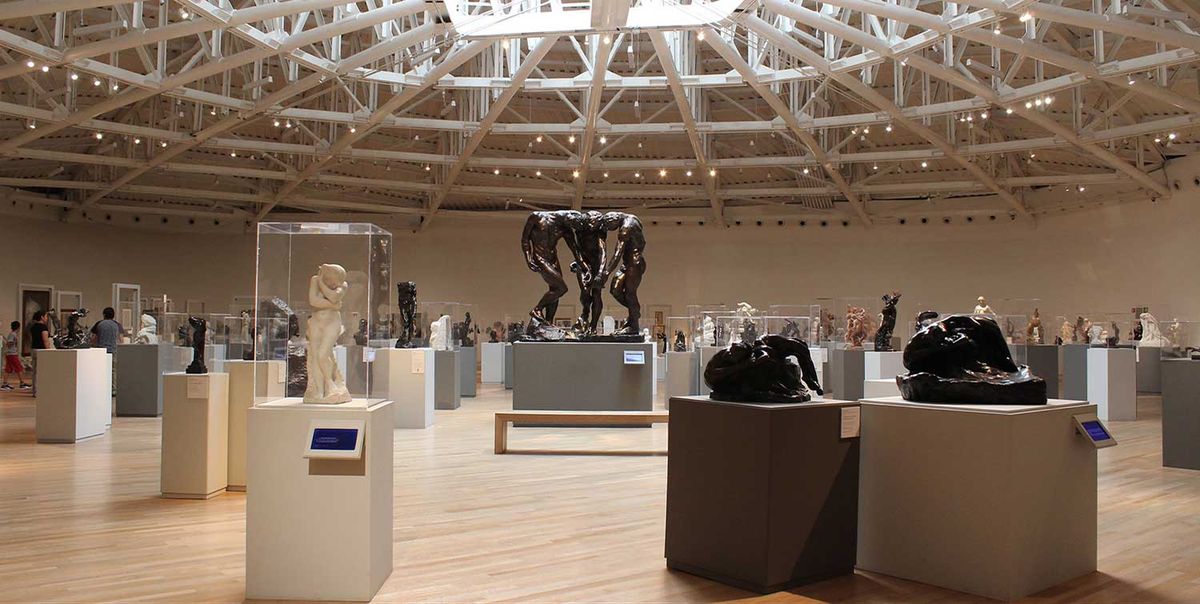 El diseño interior del museo es igualmente impresionante Con su amplio espacio y su distribución abierta el Museo Soumaya invita a los visitantes a explorar y descubrir sus tesoros artísticos de una manera fluida y dinámica.