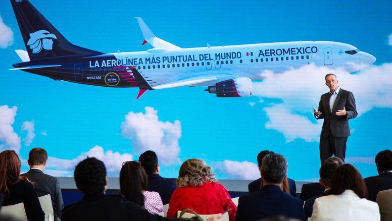 Andrés Conesa, director general de Aeroméxico, anuncia el logro alcanzado por la empresa en 2024.