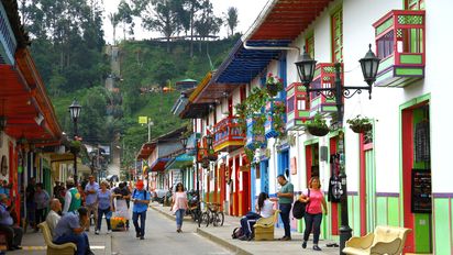 El Eje Cafetero de Colombia ofrece experiencias auténticas durante las vacaciones de mitad de año.