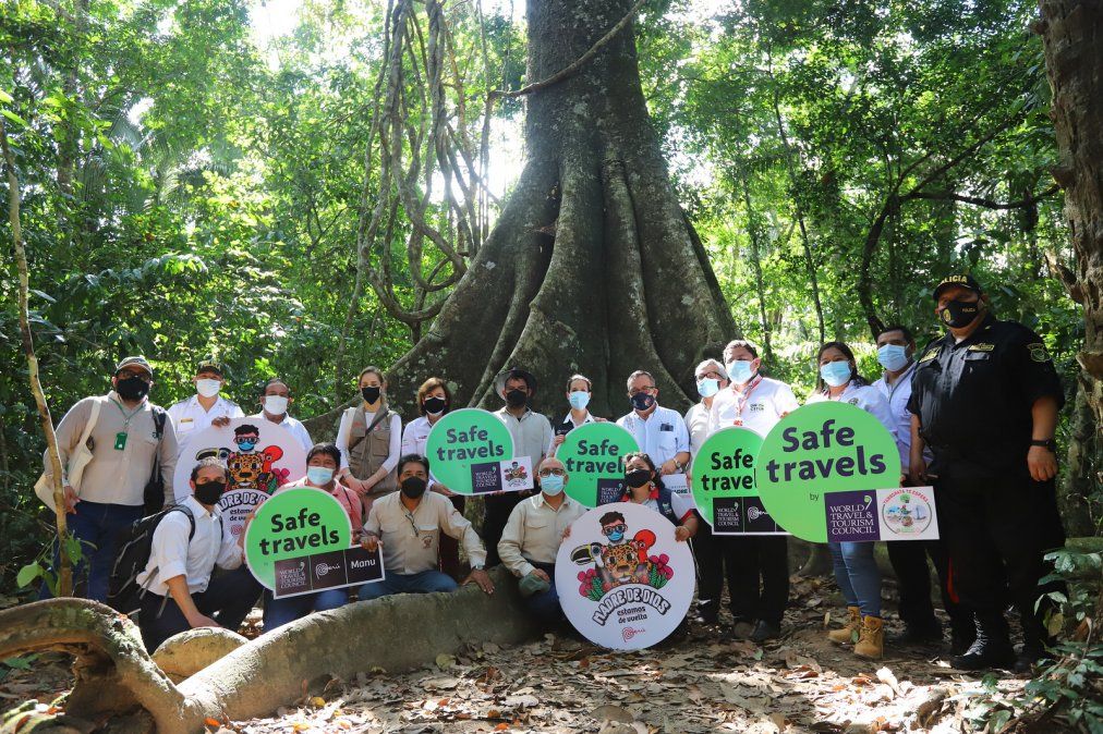 La titular del Mincetur arribó a la región de Madre de Dios para entregar el sello internacional Safe Travels. - Ladevi Medios y Soluciones La titular del Mincetur arribó a la región de Madre de Dios para entregar el sello internacional Safe Travels.