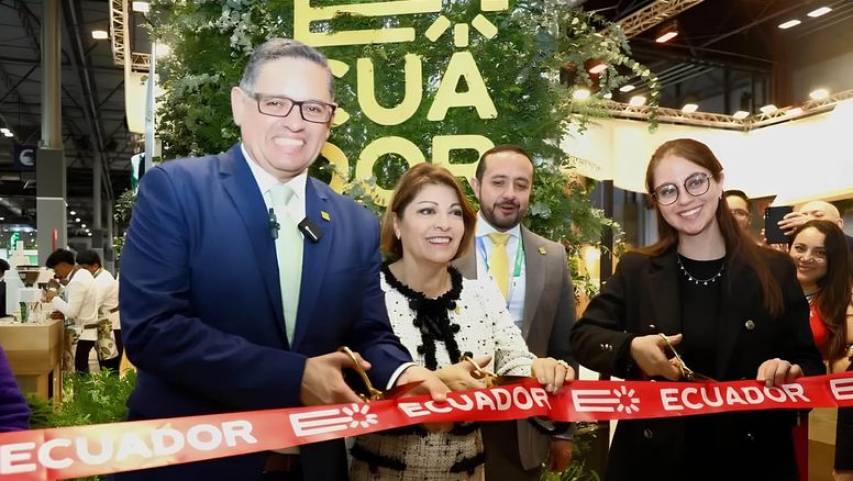 Mateo Estrella, ministro de Turismo; y Wilma Andrade, embajadora de Ecuador en España, durante la inauguración del stand de Ecuador en el Fitur 2025.&nbsp;
