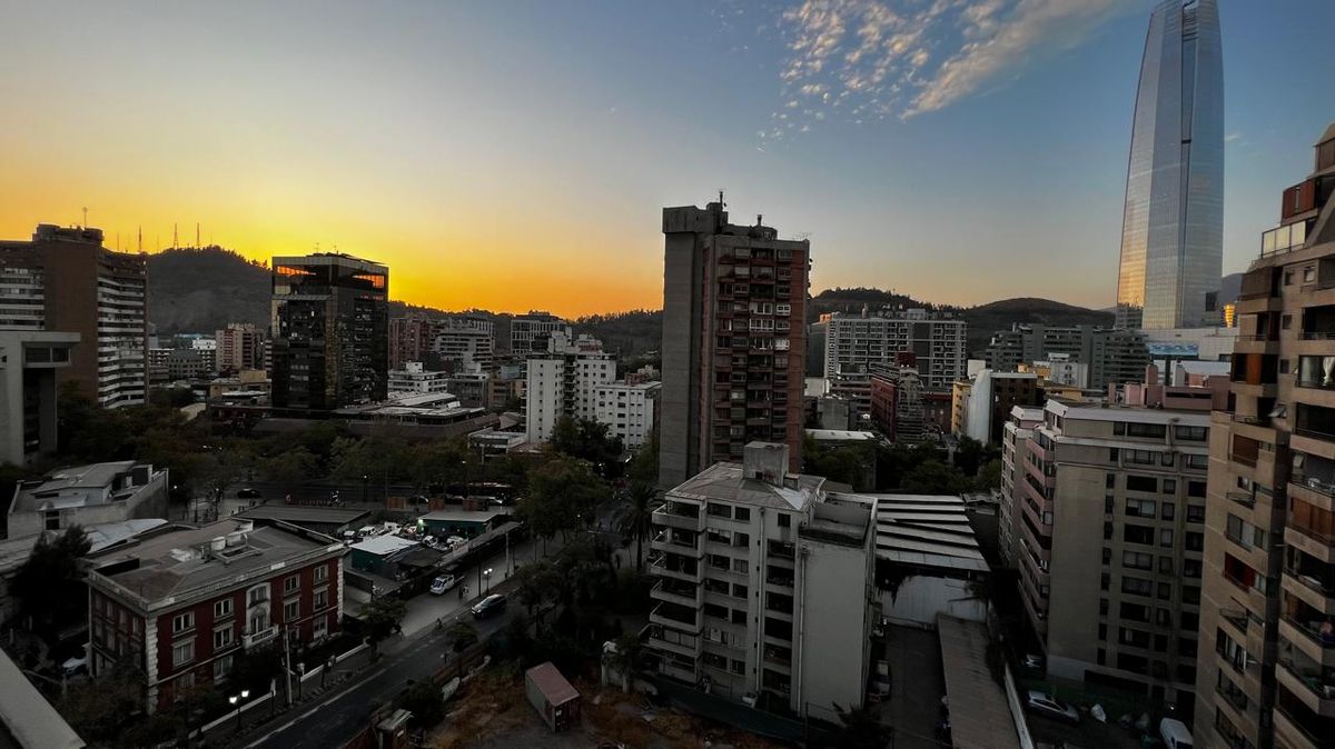 Hoteles de Santiago enfrentaron un flujo inusual de pasajeros locales, el cual coincidió con el turismo internacional de la temporada de invierno.