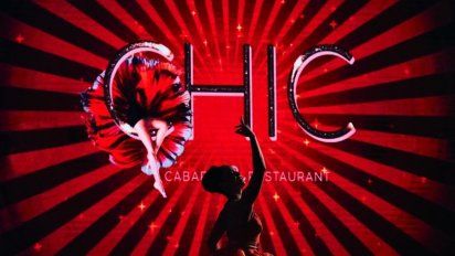 El espectáculo consiste en una experiencia gastronómica y musical que recorre los años 50, con el nacimiento de la música rock, hasta llegar a los ritmos pop de la actualidad.