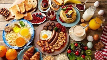 El brunch es una comida intermedia que mezcla el desayuno con el almuerzo, y en Santiago se han popularizado los locales que ofrecen este tipo de preparaciones.&nbsp;