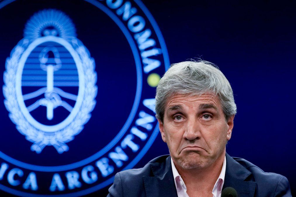 Luis Caputo postergó la baja del Impuesto PAIS. Habrá que esperar hasta agosto o septiembre para conocer el futuro del tributo.&nbsp;