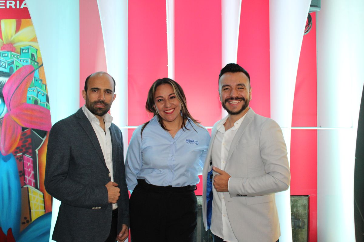 Juan Pablo Rabelly, líder Comercial, Patricia Galindo, líder de Experiencia al Cliente y Estiven López, líder de Marketing de Mega Travel.