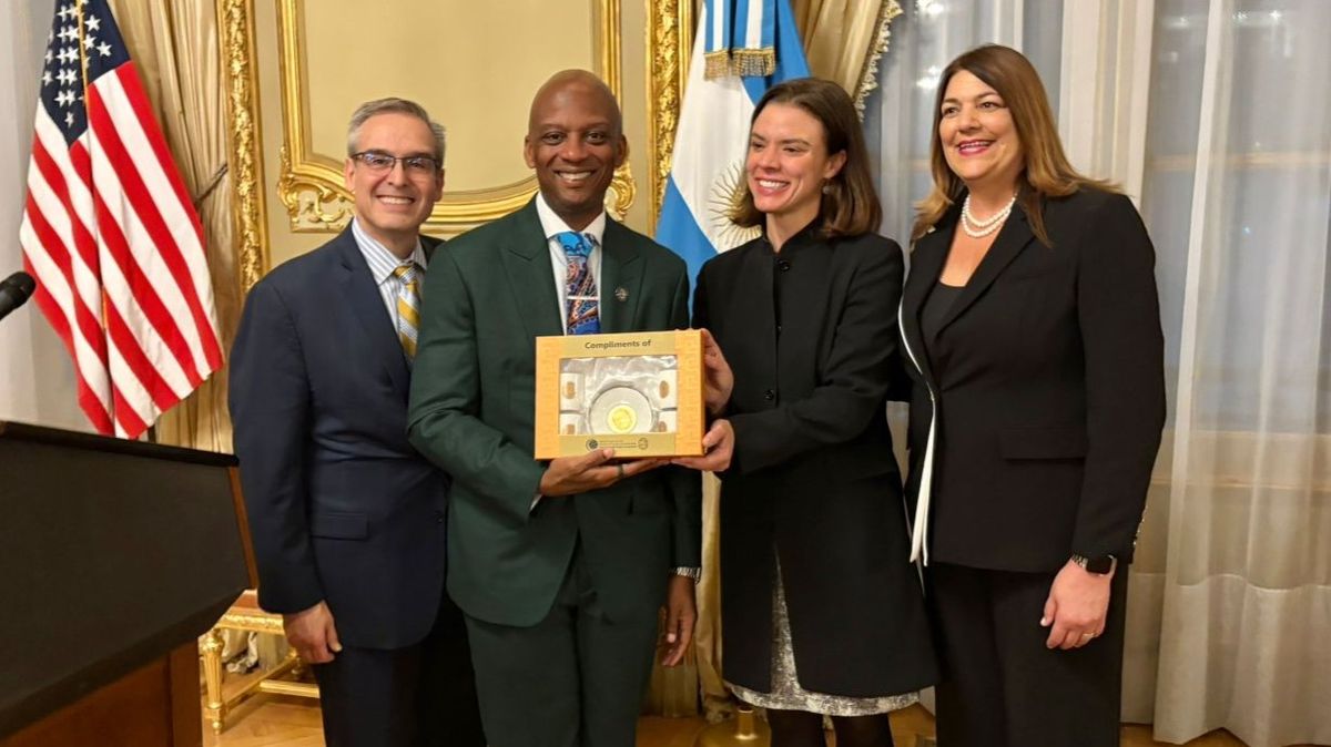 Oliver Gilbert , commissioner de Miami Dade junto an Abigail Dressel, vicejefa de Misión de la Embajada de Estados Unidos y autoridades de Greater Miami Chamber of Commerce.