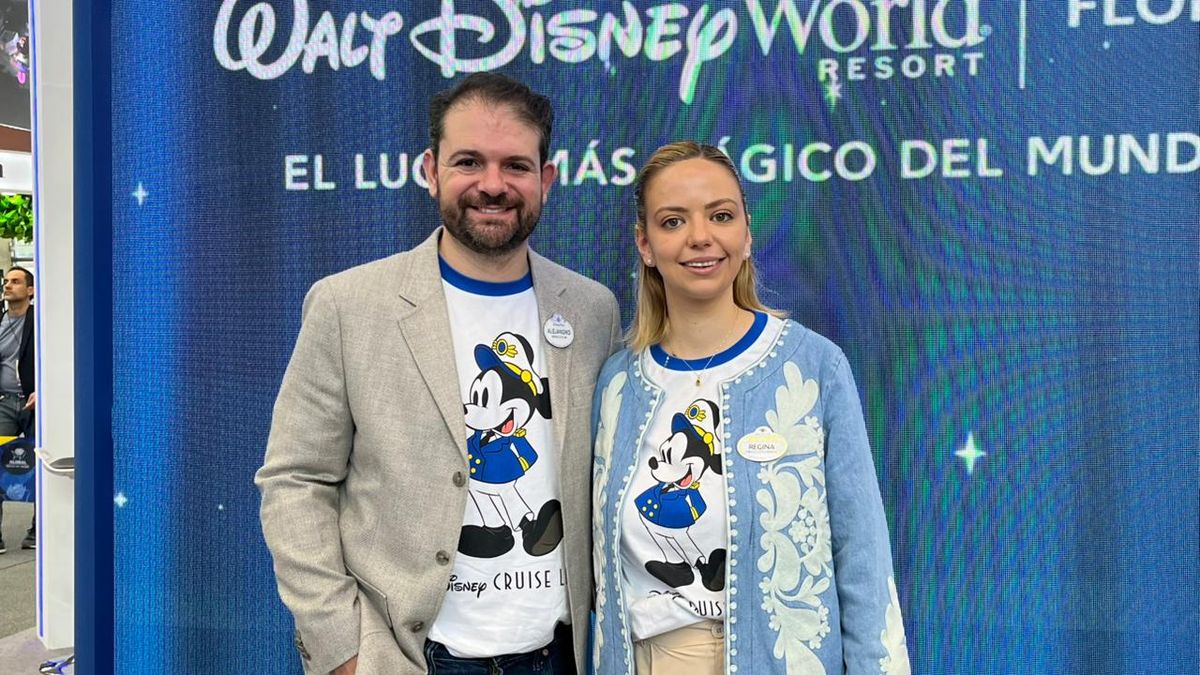 Regina Osuna, Sales Manager de Disney Destinations para México y Colombia, y Alejandro Flores, Head of Sales and Trade Marketing para Latinoamérica, presentes en la Vitrina Turística Anato 2026.