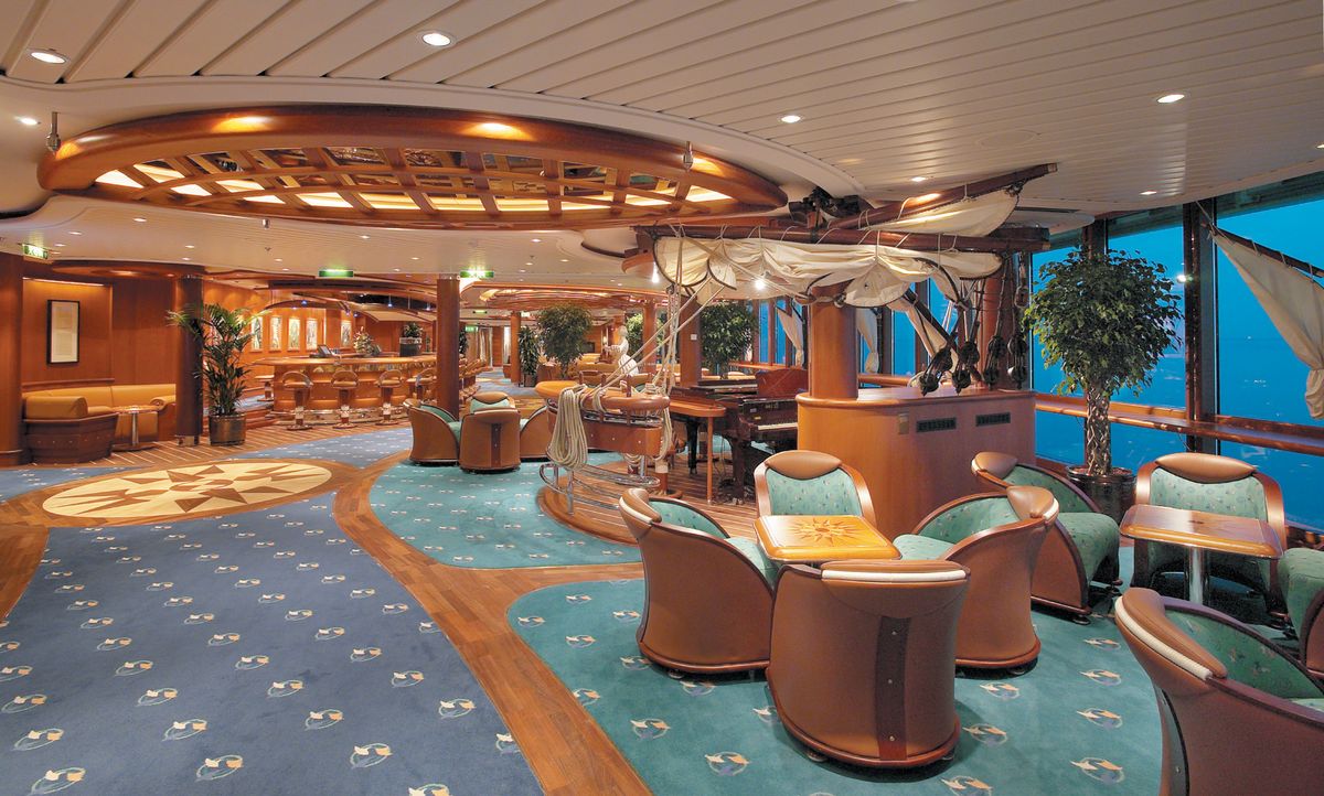 El Schooner Bar del Serenade of the Seas invita a relajarse con cócteles, música en vivo y un ambiente náutico inigualable.  