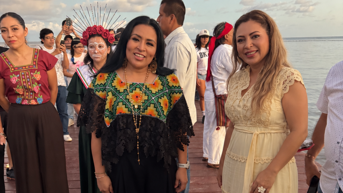 Celebraci&oacute;n cultural al atardecer junto al mar: Blanca Merari Tziu Mu&ntilde;oz, presidenta municipal de Puerto Morelos; y Karina V&aacute;zquez D&iacute;az, secretaria de Turismo Sustentable de Puerto Morelos.