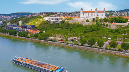 AmaMagna frente a Bratislava, capital de Eslovaquia.