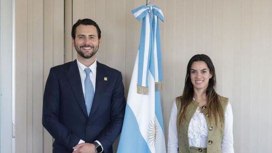 Niels Olsen, ministro de Turismo de Ecuador, junto a Yanina Martínez, subsecretaria de Turismo de Argentina.