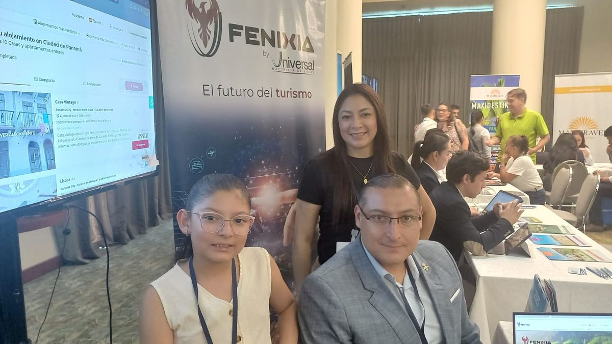 Cecilia Paredes, gerente general de Universal de Viajes, y Boris Ortega, jefe del departamento IT, en Ladevi Workshop en Guayaquil.