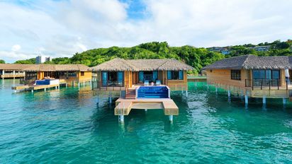 Los exclusivos bungalows sobre el agua del hotel Royalton Antigua.&nbsp;