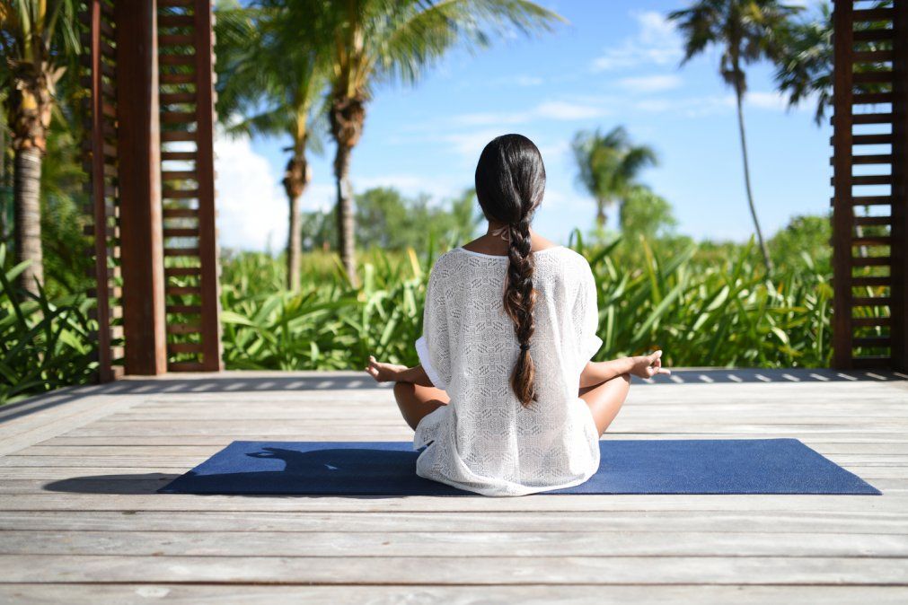 La mejor manera de enfocarse al estilo del hotel es haciendo yoga.&nbsp;