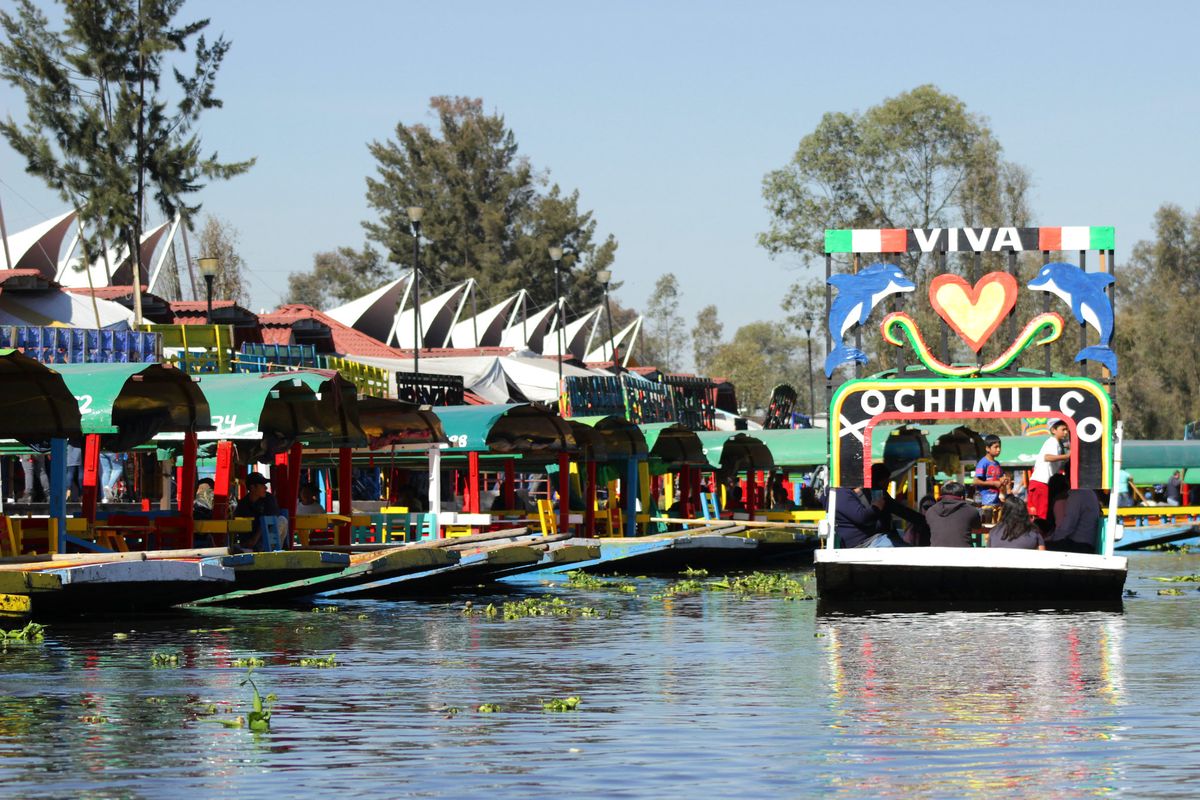 Disfruta Xochimilco desde alguno de sus embarcaderos.
