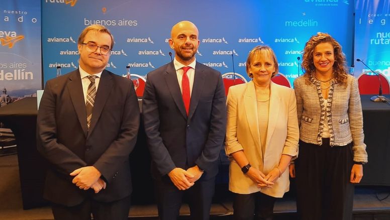 Hernán Gómez, subsecretario de Transporte Aéreo; Franco Mogetta, secretario de Transporte; María Laura Pierini, gerente de Promoción de Visit Buenos Aires; y Ana María Copete, directora comercial de Avianca.