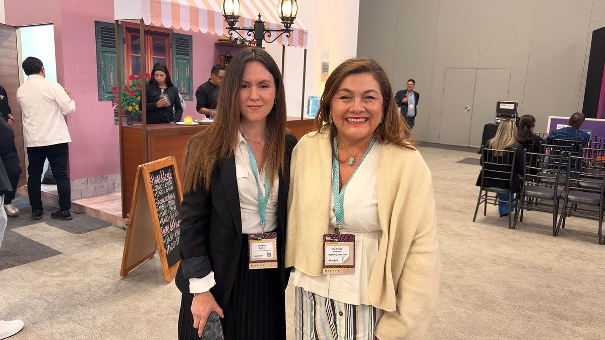 Lorena Guillén, directora de la Fundación Municipal Turismo para Cuenca; y Patricia Puentes, directora general de Meetings Panamá. PCMA Convening Latam 2026, en Quito. 