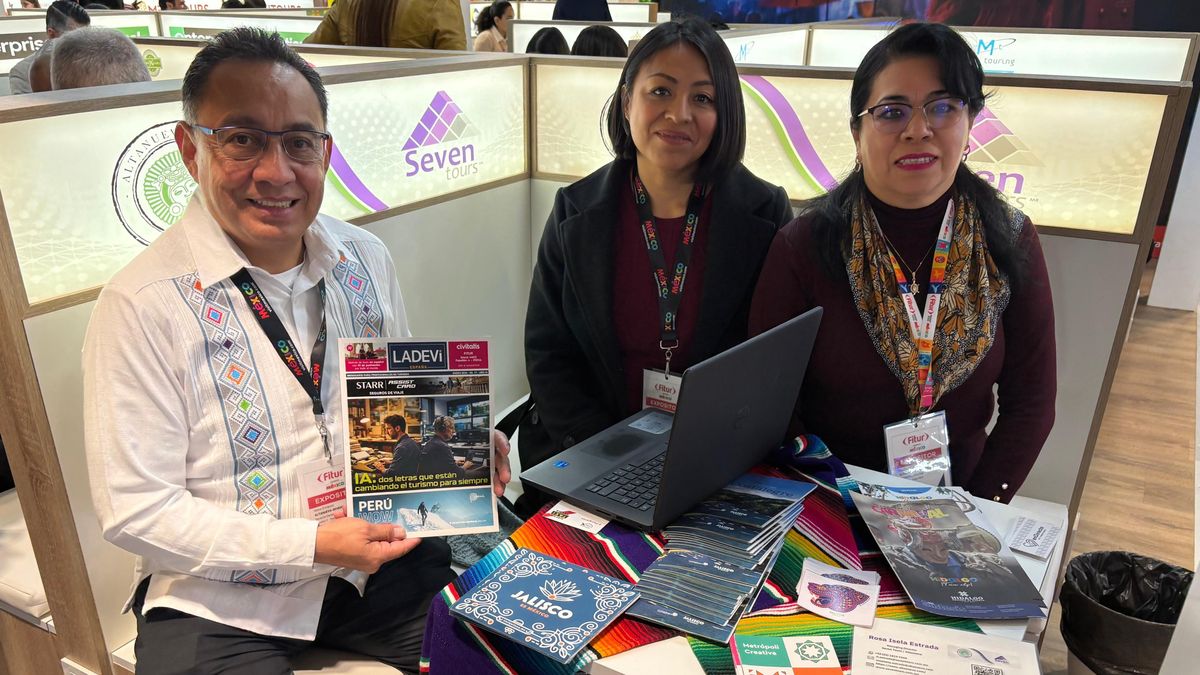 Víctor Enríquez, Rosa Isela Estrada y Joanna Avelar representando a Seven Tours en Fitur 2026.