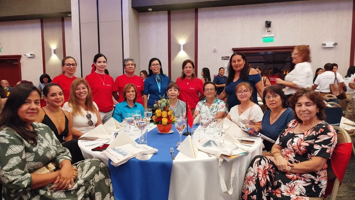 Patricia C&eacute;spedes de Air Europa junto al equipo de Carrusel Travel y los agentes de viajes.