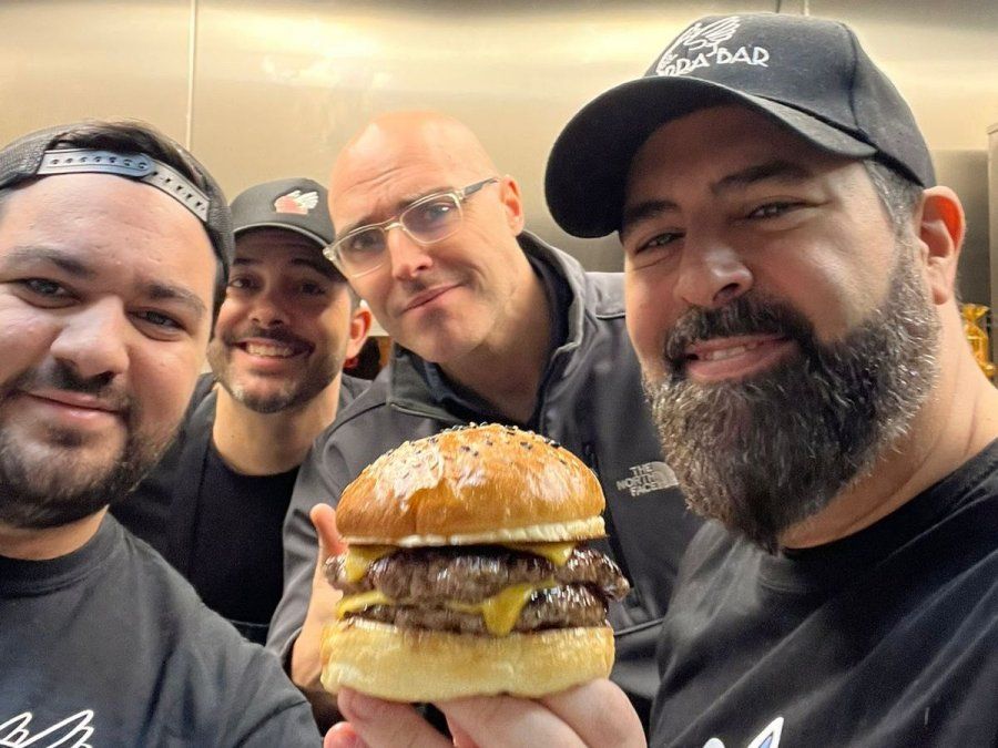 La cadena de hamburguesas, La Birra Bar, fue creada por la familiaCocchia y comenzó a operar hace veinte años en Boedo.&nbsp;