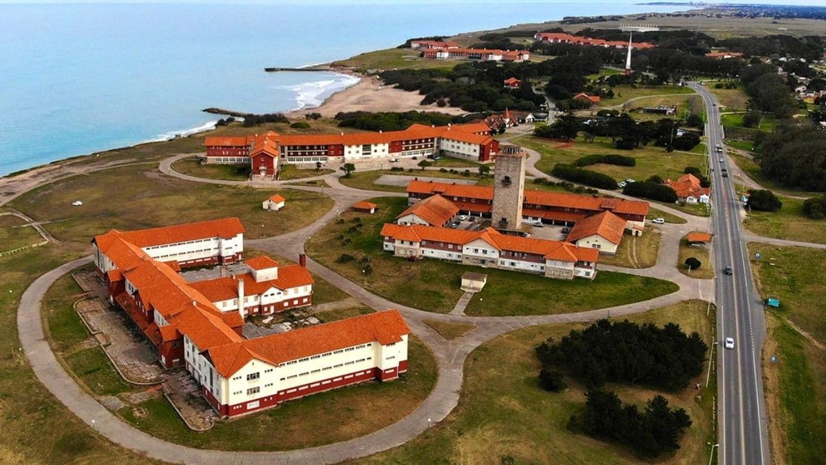 El Gobierno nacional avanza con nuevos destinos para los hoteles de turismo social de Chapadmalal: tres establecimientos serán utilizados por la universidad y otros podrían integrarse a un esquema de concesiones privadas.