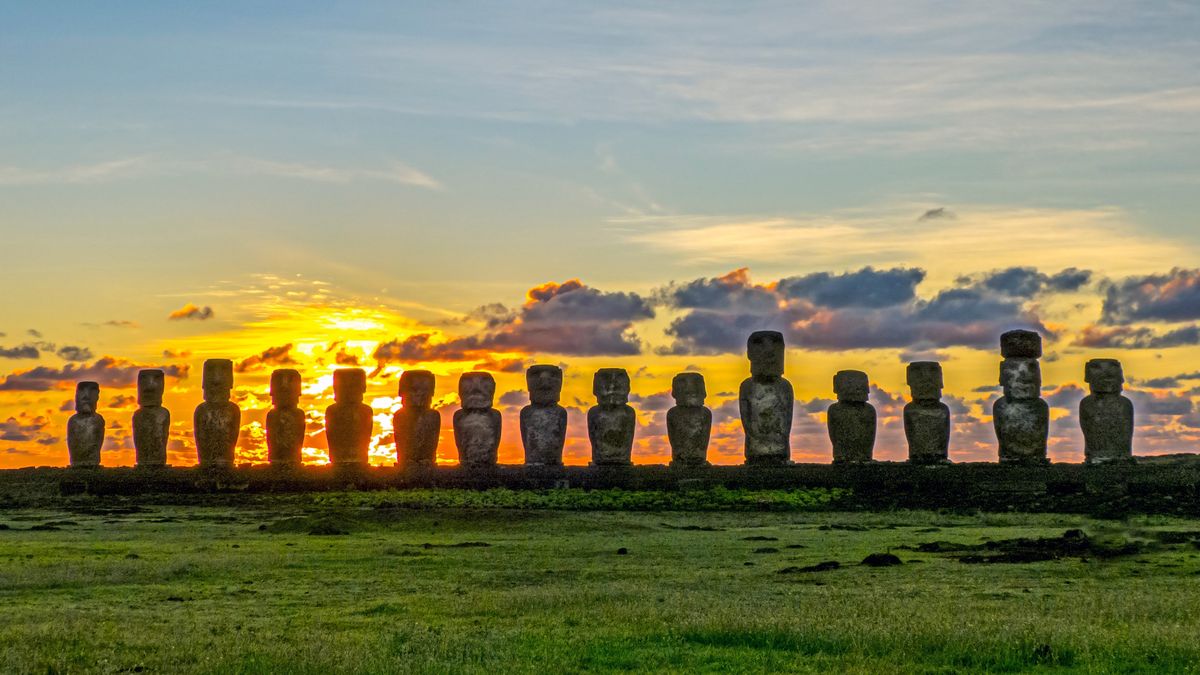 Los moái y plataformas ceremoniales del Parque Nacional Rapa Nui resguardan uno de los patrimonios culturales más importantes del planeta. Los moái y plataformas ceremoniales del Parque Nacional Rapa Nui resguardan uno de los patrimonios culturales más importantes del planeta.