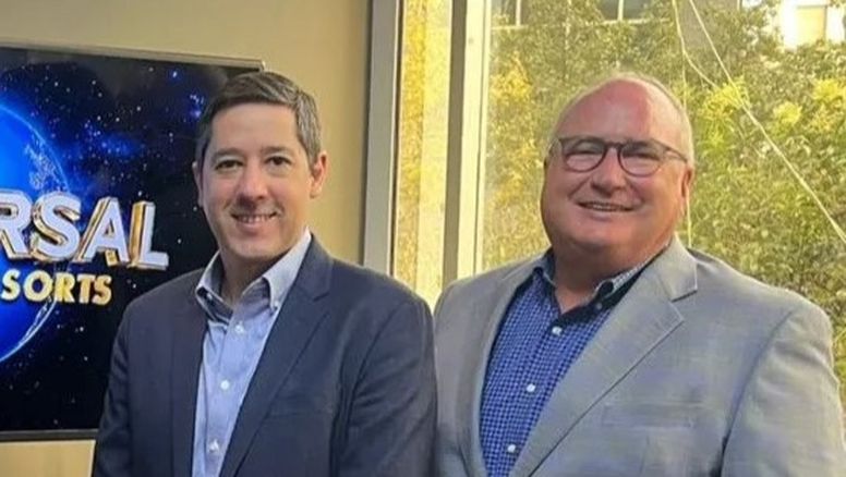 Marcos Barros junto a Dennis Quinn, quien regresó a Universal Orlando Resort tras su labor en Universal Studios Hollywood.