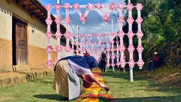 Déjate envolver por el ambiente de Día de Muertos en Michoacán.