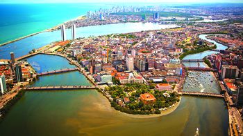La ciudad de Recife, atravesada por puentes, es conocida como la Venecia brasileña.