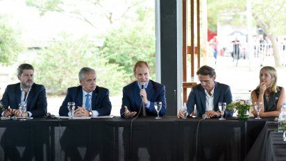 De izquierda a derecha: Matías Lammens (ministro de Turismo y Deportes de la Nación), Alberto Fernández (presidente de la Nación), Gustavo Bordet (gobernador de Entre Ríos), Hernán Eggs (empresario hotelero) y Laura Stratta (vicegobernadora).