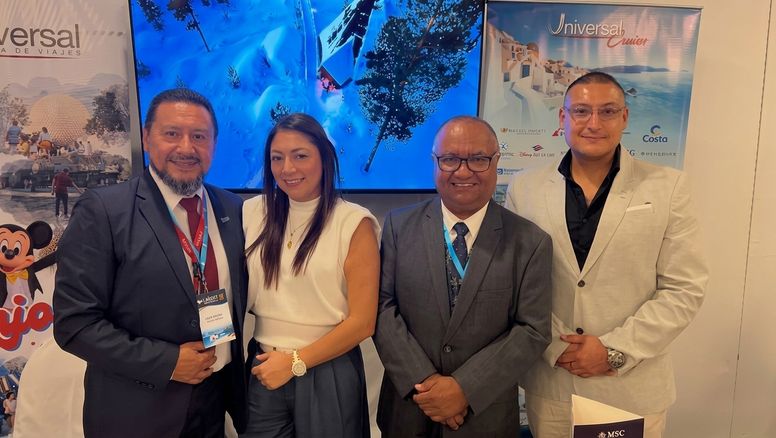 Mauricio Orozco, Cecilia Paredes, Pablo Lara y Boris Ortega, de Universal de Viajes, en el Ladevi Workshop Quito.