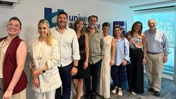 Directivos de Universal Assistance y TKT.Travel durante la firma de la alianza.