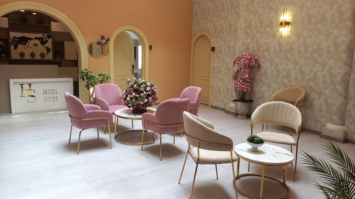 Lobby del Hotel Sucre, ubicado en el Centro Histórico de Quito.