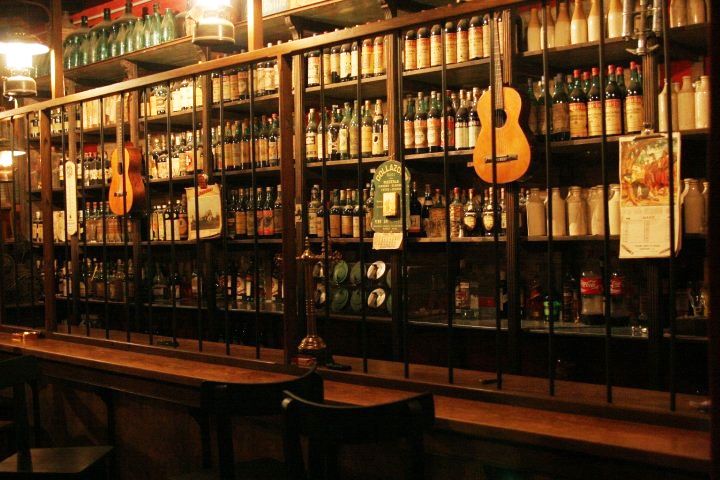 En los bares de Areco, se percibe la atmósfera pueblerina y la memorabilia de otra época.