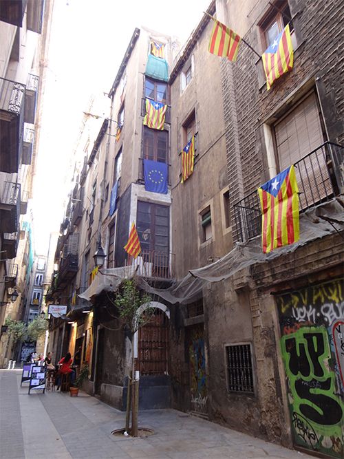 Bares de tapas, teatros alternativos y nuevos artistas pueblan las callejulas, creando una atmósfera inigualable.