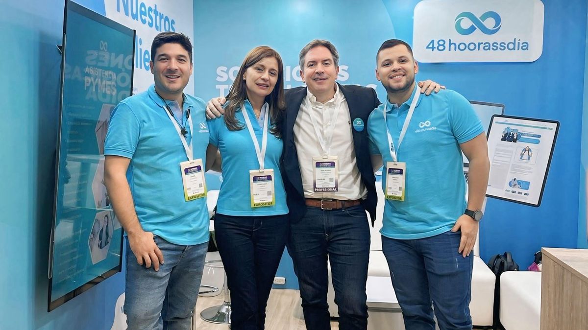 José Santos, socio fundador y gerente general de 48hoorassdía,&nbsp;junto a su equipo en el marco de la Vitrina Turística Anato 2025.