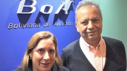 Valeria Saporiti -aquí junto a Ramón Urquizu Blades, gerente regional de la compañía- comentó las novedades de Boliviana de Aviación.