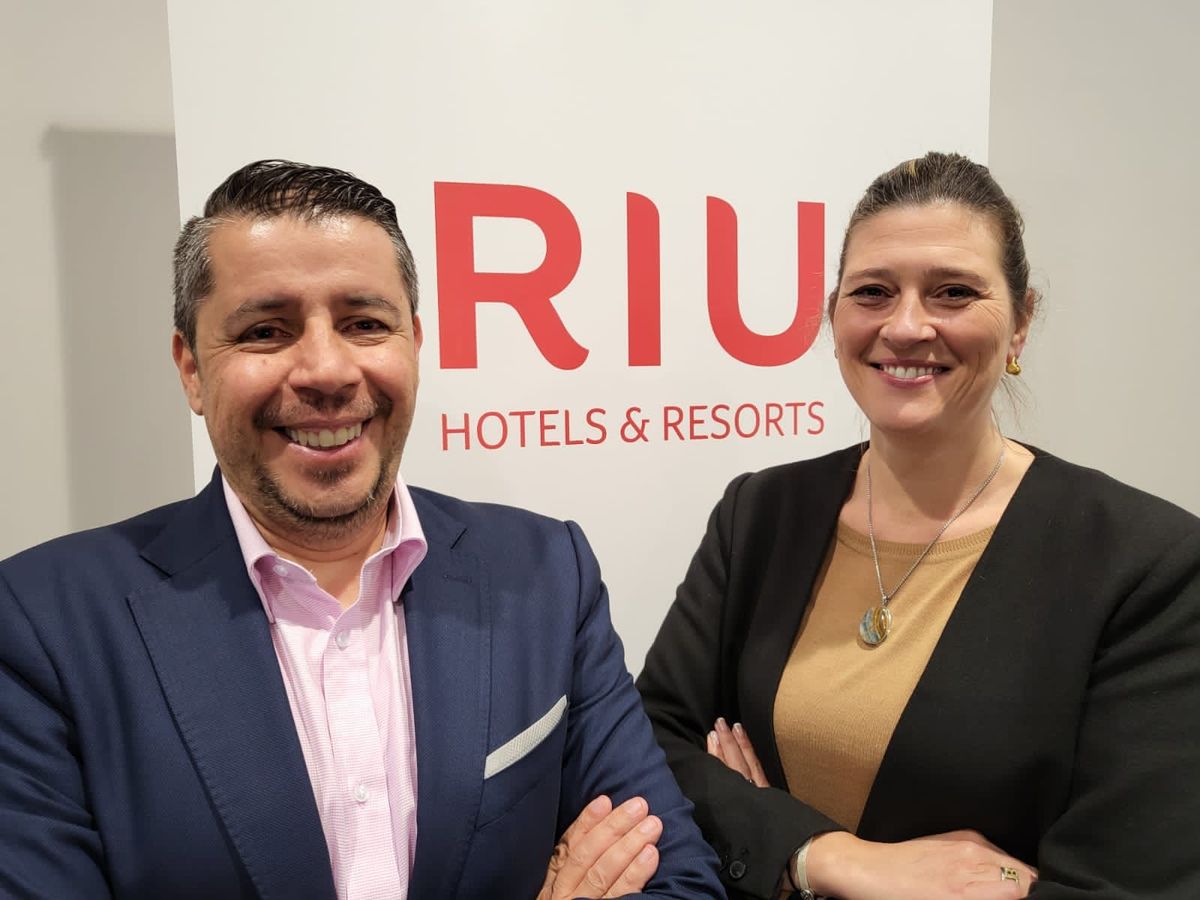 Enrique Mejía, gerente de Ventas de RIU Hotels & Resorts para Colombia, Ecuador y Guatemala; y Lina Bassi, directora de Contratación & Ventas Latinoamérica de RIU Hotels & Resorts.