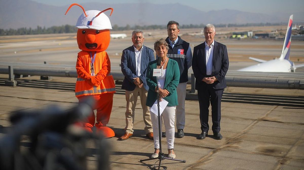Jessica López, del MOP; y Nicolas Claude, de Nuevo Pudahuel, entregaron el balance del verano 2025 en el Aeropuerto de Santiago. - Ladevi Medios y Soluciones Jessica López, del MOP; y Nicolas Claude, de Nuevo Pudahuel, entregaron el balance del verano 2025 en el Aeropuerto de Santiago.