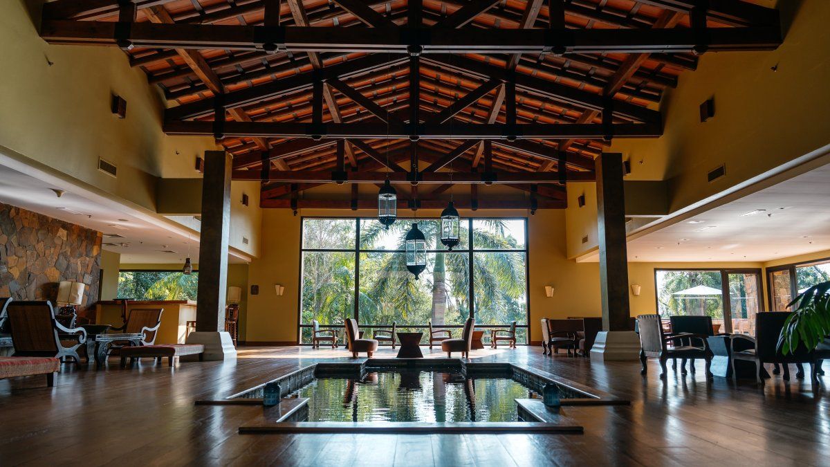 Escapadas aCataratas del Iguazú: Hernán Ariel Díaz es el Chef Ejecutivo de Loi SuitesIguazú y quién invita a conectar con la cultura de Misiones desde lagastronomía.&nbsp;