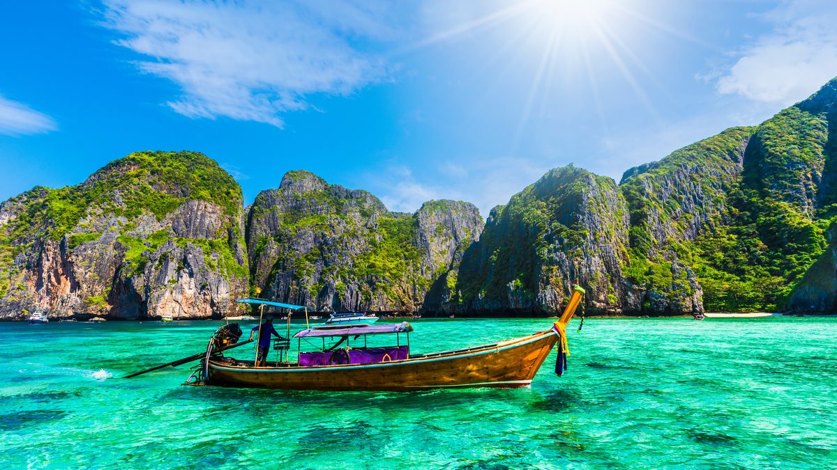 Vacaciones en Asia: las islas Phi Phi son una joya del sudeste asi&aacute;tico que sorprende con sus aguas turquesas y playas de arena blanca.&nbsp;