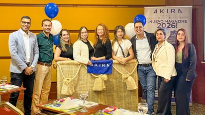Alexandra Arboleda, CEO de Akira Travel, junto a su equipo.