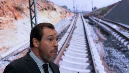 Óscar Puente, ministro de Transportes, explicando los desperfectos ferroviarios que ha provocado la DANA en Valencia.