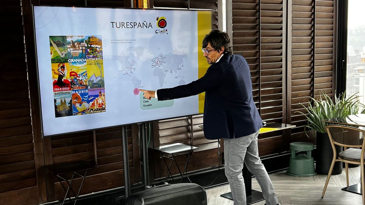 Roque González, consejero de turismo de España, entregó detalles sobre la importancia del mercado nacional para el turismo español.