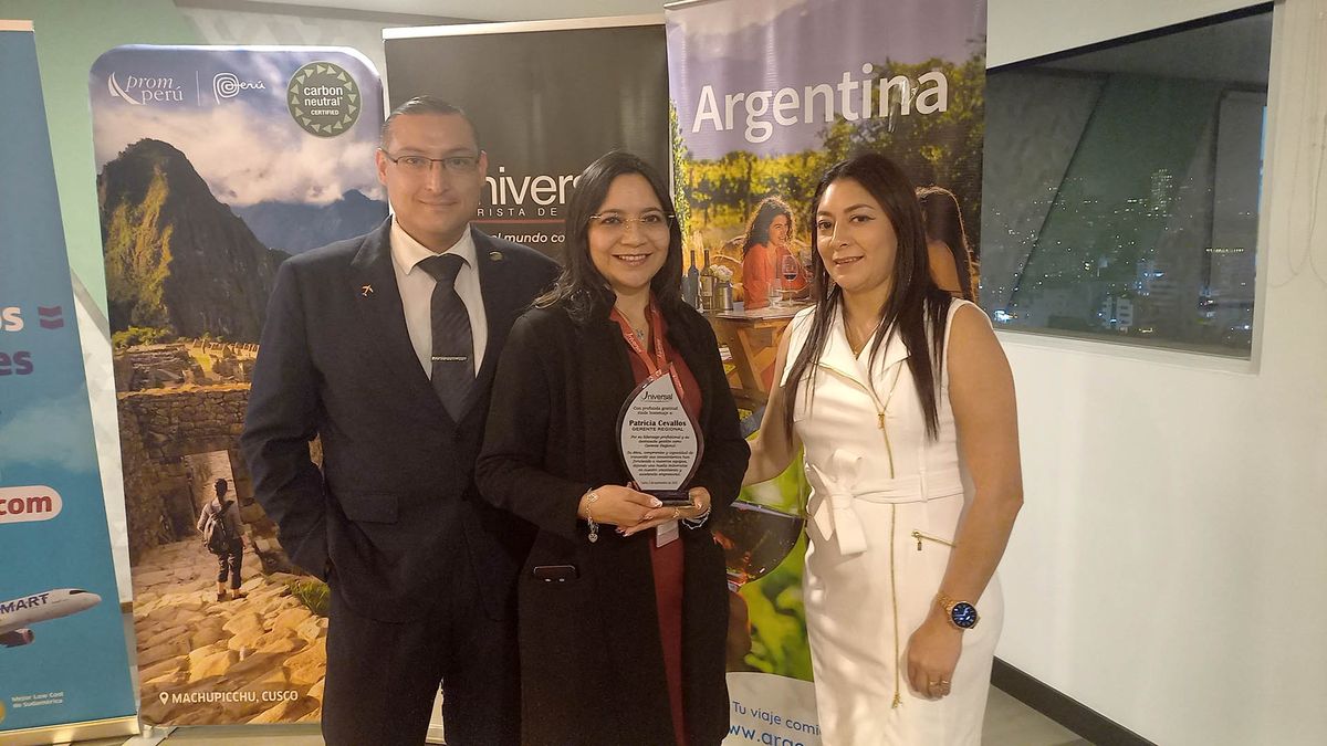 Patricia Cevallos, gerente regional de Universal de Viajes, recibió un reconocimiento.