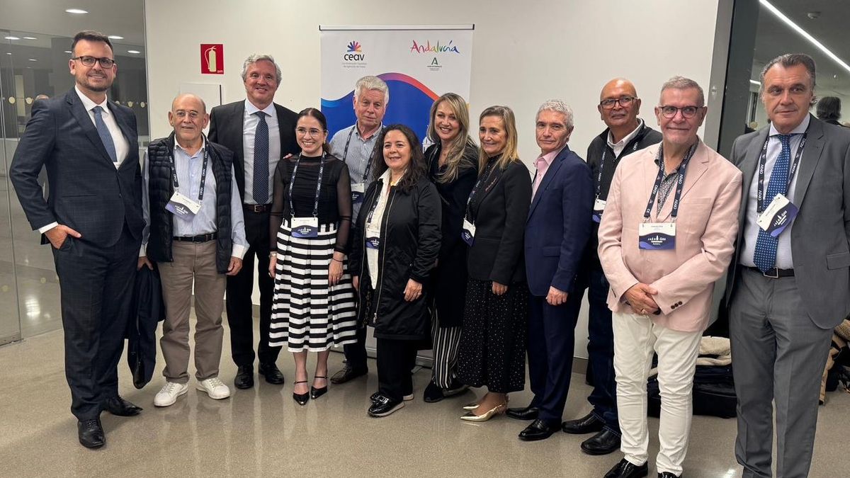 Representantes de las principales asociaciones de agencias de viajes de Latinoamérica junto a los organizadores de CEAV durante el agasajo de apertura.