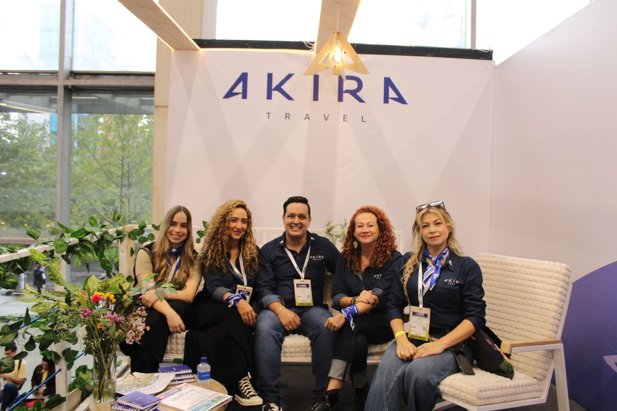 Equipo de Akira Travel. 