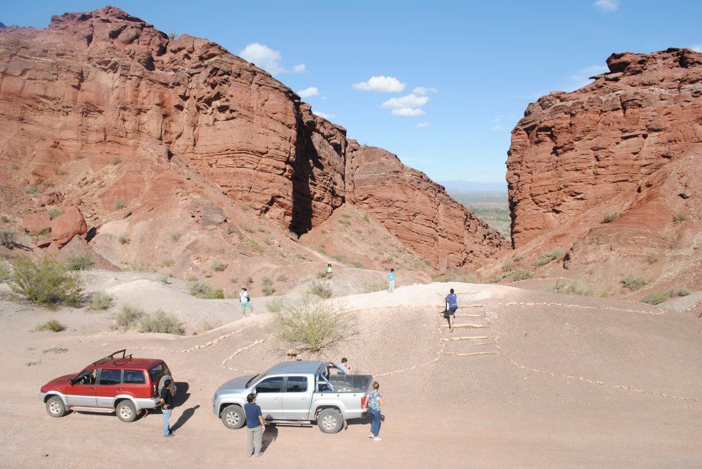 El cañón del Triásico remonta a un viaje por las huellas del tiempo de los dinosaurios. - Viajando El cañón del Triásico remonta a un viaje por las huellas del tiempo de los dinosaurios.