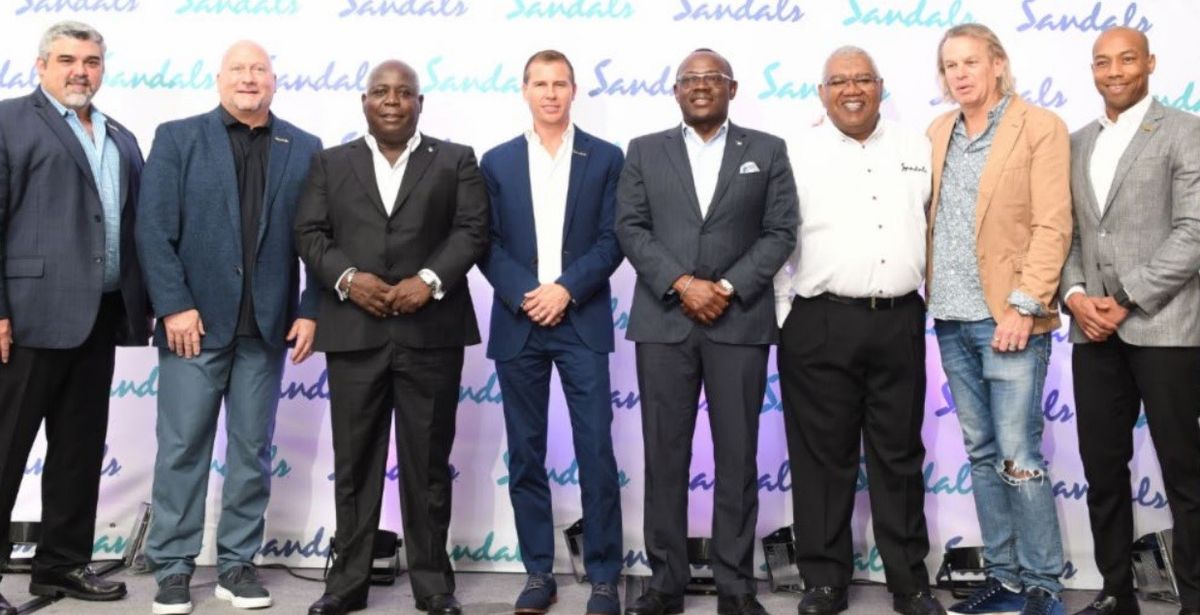 Importantes funcionarios y ejecutivos participaron del evento de Sandals, incluyendo a Phillip&nbsp;Davis, primer ministro de Bahamas; y Adam Stewart, presidente ejecutivo de SRI.